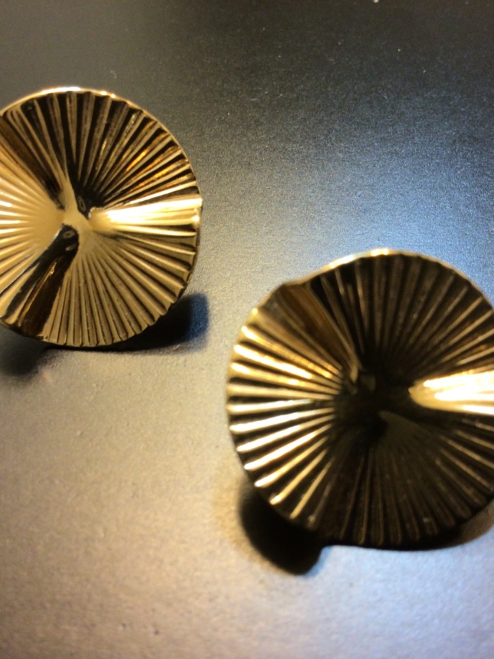 Vintage Trifari Gold Toned Wavy Circle Fan Clip On Earrings Retro Runway Style - Picture 3 of 10